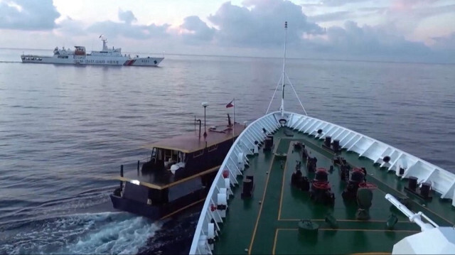 Une photo publiée le 22 octobre 2023 par la Garde côtière chinoise (CCG) par l'intermédiaire de l'ambassade de Chine à Manille montre une collision entre un navire de la Garde côtière chinoise (R) et un bateau de ravitaillement philippin (L) lors d'une mission de réapprovisionnement à Second Thomas Shoal, dans la mer de Chine méridionale contestée.