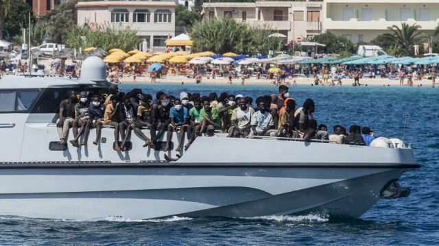 Des migrants à bord d'un navire de la Guardia di Finanza, dans le port de l'île italienne de Lampedusa, le 15 septembre 2023. 