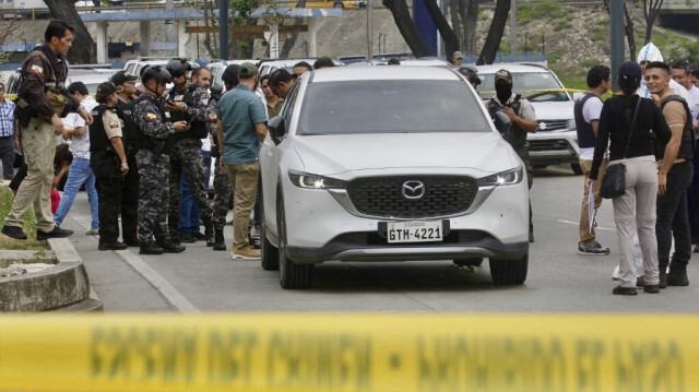 Des agents de la police nationale patrouillent à l'endroit où le procureur Cesar Suarez a été abattu à Guayaquil, en Équateur, le 17 janvier 2024.