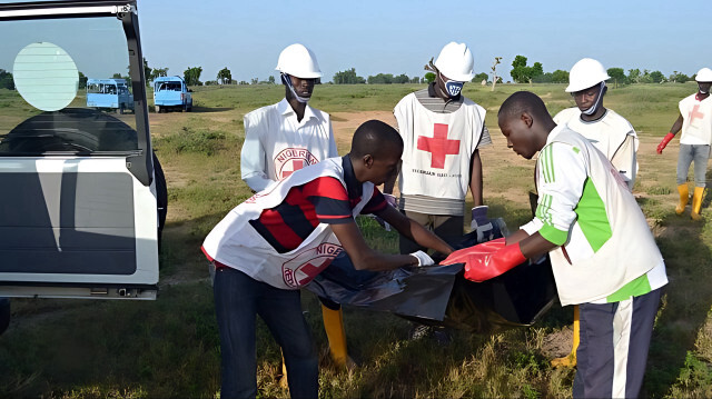 Une photo montrant des agents sanitaires récupérant des corps, dont la date et le lieu de la prise ne sont pas indiqués.