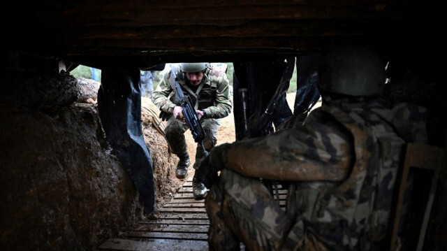 Des soldats ukrainiens se réfugient dans un abri lors d'un exercice d'entraînement avec des soldats français dans un camp militaire français, en France, en novembre 2023.