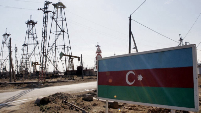 Des plates-formes pétrolières dans un champ pétrolifère à l'extérieur de Bakou au Azerbaïdjan.