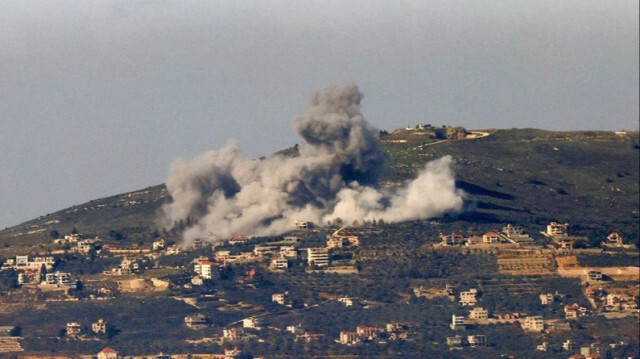 De la fumée s'élève au-dessus de la frontière libanaise lors d'un bombardement israélien, le 18 janvier 2024.