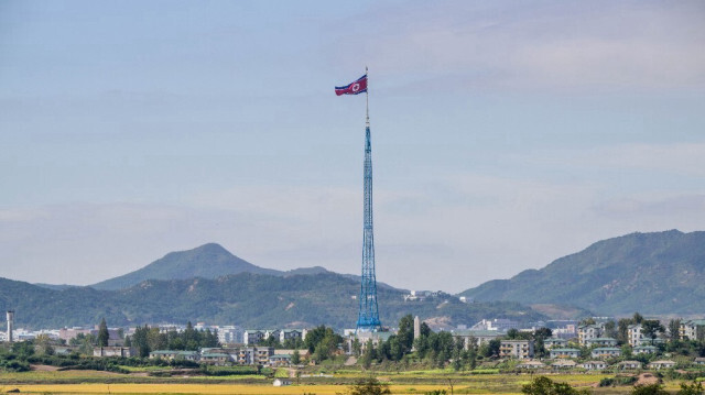 Le village de trêve de Panmunjom à l'intérieur de la zone démilitarisée (DMZ) séparant les deux Corées, un drapeau nord-coréen flotte dans le vent au village de propagande de Gijungdong en Corée du Nord.