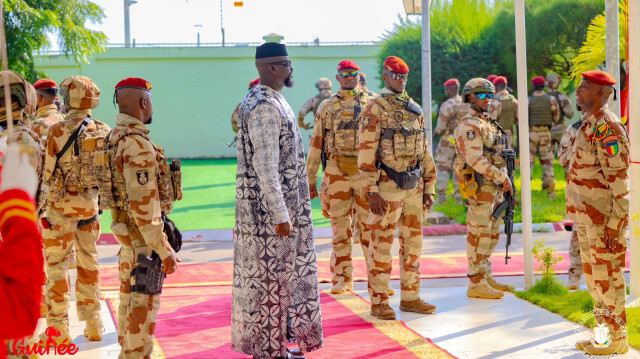 Président de la République de la Guinée, le colonel Mamadi Doumbouya, accueillant les membres du gouvernement avant le Conseil des ministres, le 16 novembre 2023 à Conakry, en Guinée.