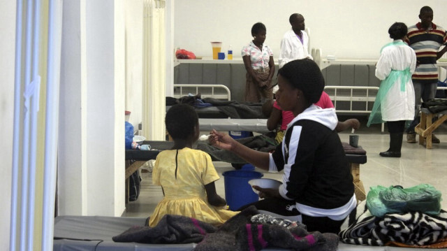 Des patients touchés par le choléra sont assis sur des lits au stade Heroes transformé temporairement en hôpital, le 15 janvier 2018 à Lusaka, en Zambie. 