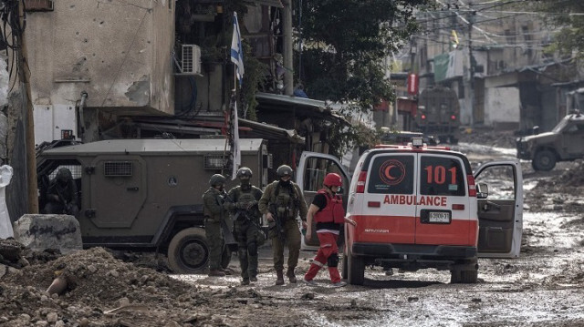 Des soldats israéliens arrètent une ambulance de la Croix-Rouge palestinienne à l'entrée du camp de réfugiés de Tulkarem, en Palestine occupée, le 17 janvier 2024.