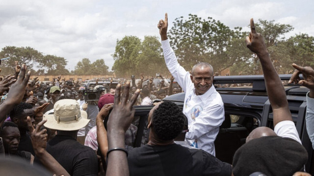 Le candidat à la présidence congolaise Moise Katumbi salue ses partisans après avoir voté au bureau de vote de l'école Bwakya à Lubumbashi, le 20 décembre 2023. 