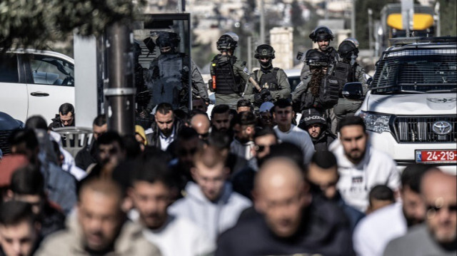 Les forces israéliennes montent la garde alors que les Palestiniens effectuent la prière du vendredi à Jérusalem, le 19 janvier 2024.