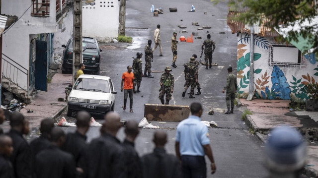 Des policiers et des soldats comoriens patrouillent après une manifestation de l'opposition à Moroni, le 17 janvier 2024, suite à l'annonce des élections présidentielles. 