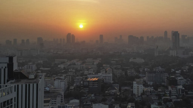 Le lever du soleil au milieu de niveaux élevés de pollution de l'air à Bangkok le 9 janvier 2024.