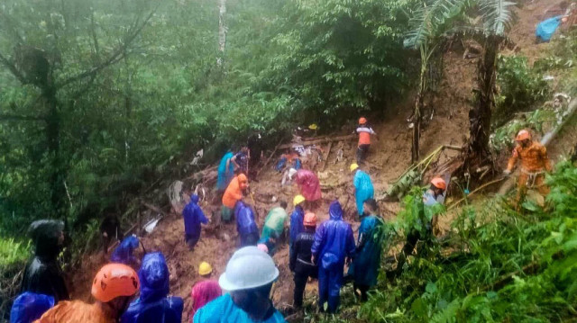 Des sauveteurs menant une opération de sauvetage et de récupération, un jour après qu'un glissement de terrain a frappé une maison à Monkayo au Philippines le 18 janvier 2024.