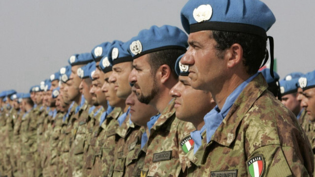 Des casques bleus italiens de l'ONU en train d'écouter le discours de l'ancien ministre italien des Affaires étrangères, Massimo D'Alema, dans l'une de leurs bases situées dans le village de Maarakeh, dans le sud du Liban, le 20 octobre 2007. 