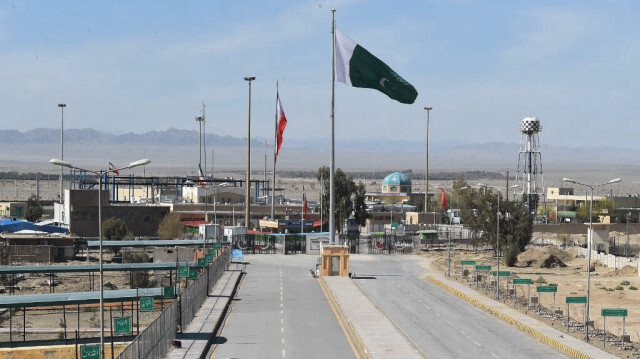 Les drapeaux pakistanais et iraniens flottent sur la frontière fermée entre le Pakistan et l'Iran à Taftan.