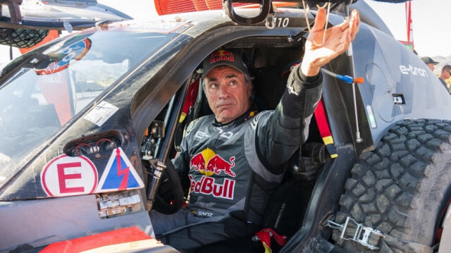 Le pilote espagnol Carlos Sainz de l'équipe Audi Sport ferme sa portière après la ligne d'arrivée de la 11e étape du Rallye Dakar 2024 entre Al-Ula et Yanbu, en Arabie saoudite, le 18 janvier 2024.