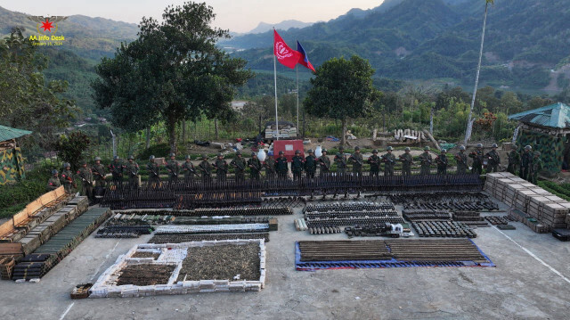 L'armée d'Arakan présente des armes et d'autres équipements militaires qu'elle a saisies après avoir pris le contrôle du canton de Paletwa dans le sud de la Chine le 14 janvier.