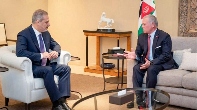 Le ministre turc des Affaires étrangères, Hakan Fidan (G) et le roi Abdallah II de Jordanie (D) à Amman, en Jordanie, le 18 janvier 2024.