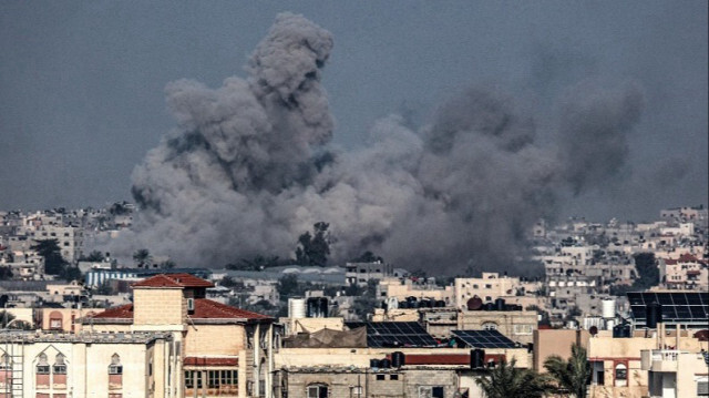 De la fumée s'élève au-dessus de Khan Younès dans le sud de la bande de Gaza lors d'un bombardement israélien, le 18 janvier 2024.