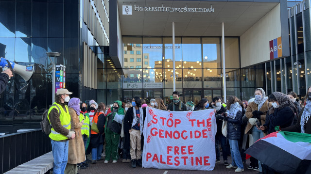 Des étudiants ont organisé une manifestation de soutien à Gaza sur le pont situé au centre du campus suite à la fermeture temporaire des entrées et sorties des bâtiments par l'administration de l'Université d'Amsterdam (UvA) afin d'empêcher la manifestation prévue dans le bâtiment principal du campus de Roeterseiland à Amsterdam, aux Pays-Bas, le 18 janvier 2024.