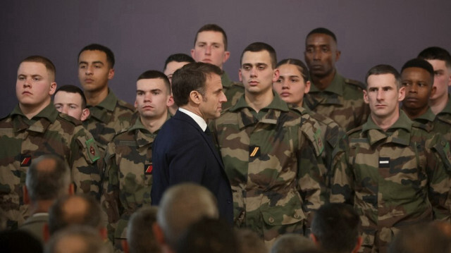 Le président français Emmanuel Macron (C) passe en revue les troupes avant de présenter ses vœux du Nouvel An à l'armée française à Cherbourg, dans le nord-ouest de la France, le 19 janvier 2024.