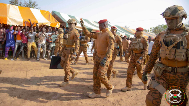 Le Président du Burkina Faso, le Capitaine Ibrahim Troré, saluant la population lors de la cérémonie de pose de la première pierre du Centre hospitalier régional universitaire de Gaoua. 