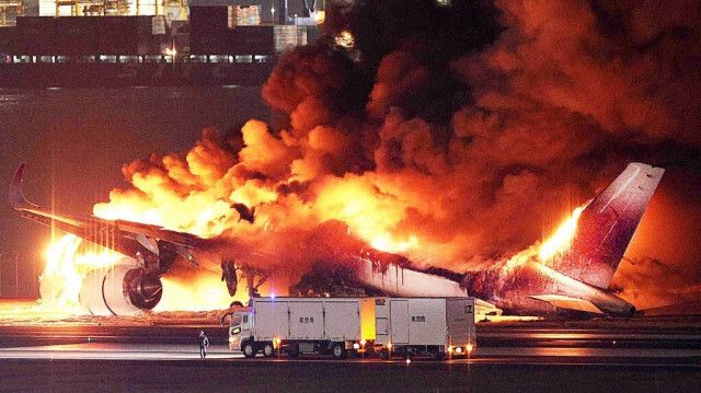Un avion de Japan Airlines en feu sur une piste de l'aéroport de Haneda à Tokyo le 2 janvier 2024. 
