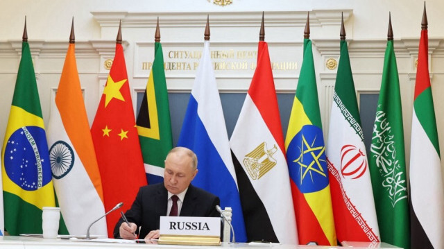 Le président russe Vladimir Poutine assistant à un sommet virtuel du groupe de nations BRICS (le bloc qui comprend le Brésil, la Russie, l'Inde, la Chine et l'Afrique du Sud) pour discuter de la guerre Israël-Palestine, à Moscou le 21 novembre 2023.