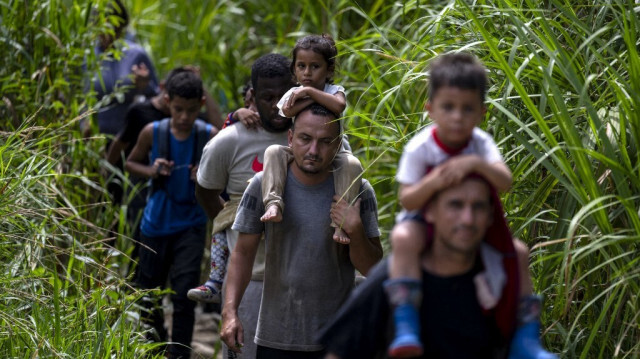 Des migrants traversent la jungle près du village de Bajo Chiquito, le premier contrôle frontalier de la province de Darien au Panama, le 22 septembre 2023.