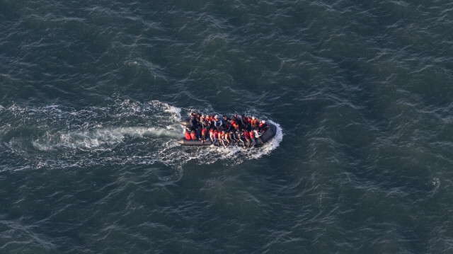 Des migrants à bord d'un canot pneumatique alors qu'ils tentent de traverser la Manche pour rejoindre la Grande-Bretagne depuis la plage du Touquet, dans le nord de la France.