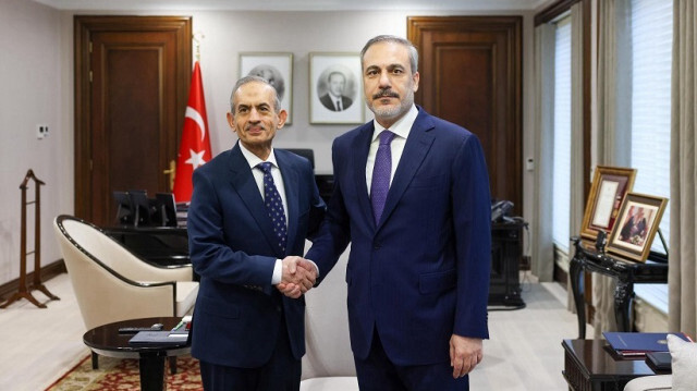 Le chef du Front turkmène irakien (ITF) Hasan Turan (G) et le ministre turc des Affaires étrangères Hakan Fidan (D) à Ankara en Turkiye, le 2 janvier 2024.