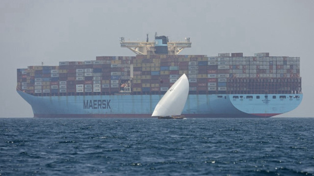 Des marins passant près du navire porte-conteneurs Ebba Maersk, près de l'île Sir Abu Nuair, en direction de l'émirat de Dubaï dans le golfe, le 4 juin 2022.