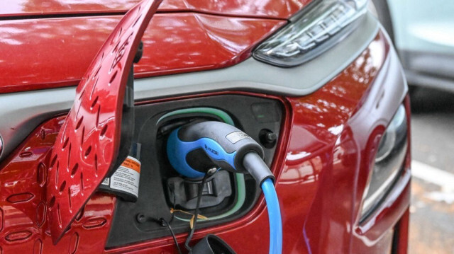 Une voiture électrique en cours de recharge sur un terminal d'un parking à Lille, dans le nord de la France.