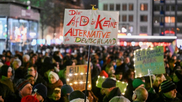 Une pancarte sur laquelle on peut lire "L'AFD n'est pas une alternative pour l'Allemagne" lors d'une manifestation contre l'extrémisme de droite et la politique du parti d'extrême droite allemand l'Alternative pour l'Allemagne (AfD), le 16 janvier 2024.