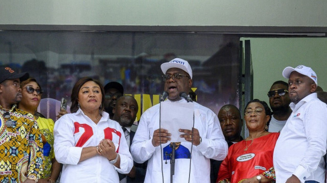 Le président Félix Tshisekedi (C) prononçant son discours devant ses partisans après l'annonce des résultats de l'élection au QG Fatshi 20, le quartier général de sa campagne électorale, à Gombe, Kinshasa, le 31 décembre 2023.