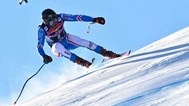 Le Français Cyprien Sarrazin participe à la première manche de l'épreuve de descente masculine de la Coupe du monde FIS de ski alpin à Kitzbuehel, en Autriche, le 20 janvier 2024.