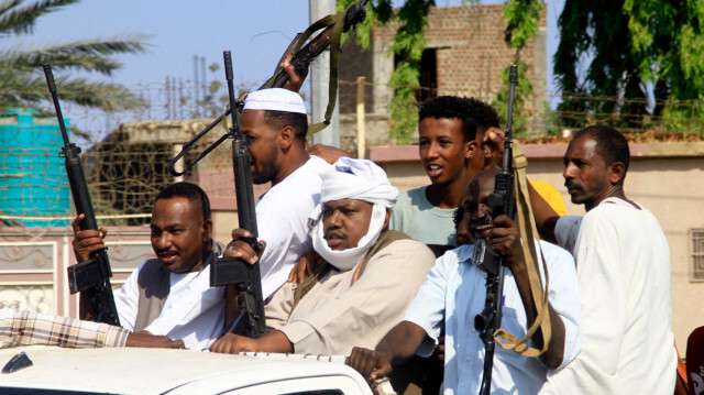 Des membres de la résistance populaire armée soudanaise, qui soutient l'armée, lèvent leurs armes sur une camionnette lors d'une réunion avec le gouverneur de la ville à Gedaref, au Soudan, le 16 janvier 2024, dans le cadre du conflit en cours au Soudan entre l'armée et les paramilitaires.