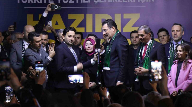 Cumhurbaşkanı Erdoğan, Sakarya Büyükşehir Belediye Başkan adayı Alemdar'ı karşılama törenine telefonla bağlandı.