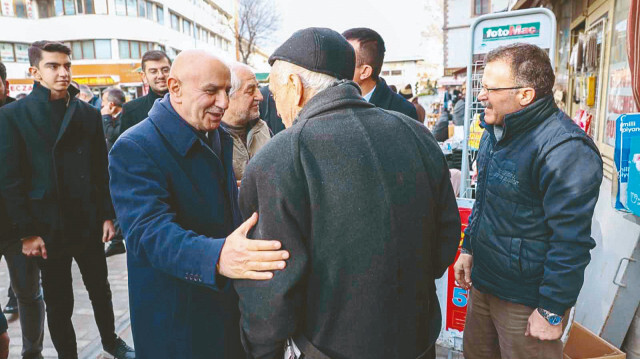 Vatandaşların taleplerini dinleyen Ankara Büyükşehir Belediye Başkan Adayı Turgut Altınok, Hacı Bayram’daki esnaf ziyaretleri ile programına devam etti.