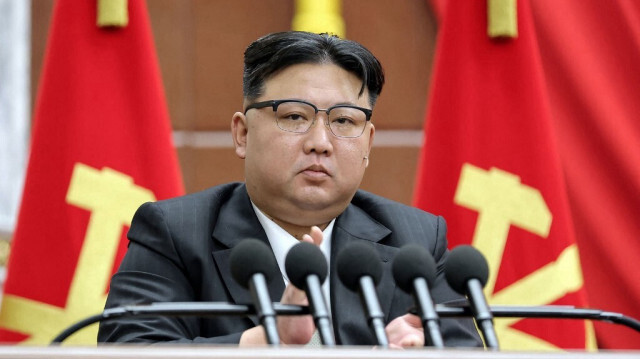 Cette photo non datée publiée le 31 décembre 2023 montre le dirigeant nord-coréen Kim Jong Un s'exprimant lors de la 9e session plénière du 8e comité central du Parti du travail de Corée (WPK) au siège du comité central du Parti à Pyongyang.