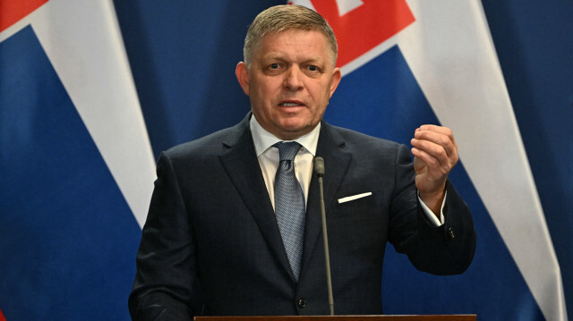 Le Premier ministre slovaque Robert Fico donnant une conférence de presse avec son homologue hongrois (hors photo) au monastère de Carmelita, le bureau du Premier ministre hongrois à Budapest, le 16 janvier 2024 après leurs entretiens officiels.