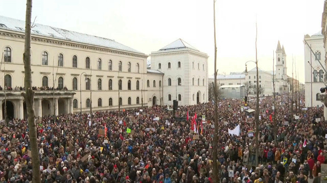 Des dizaines de milliers de personnes se rassemblant dans le centre de Munich, en Allemagne, contre le parti d'extrême droite AfD et son idéologie radicale, qui suscite depuis une semaine une mobilisation d'une rare ampleur dans le pays. 
