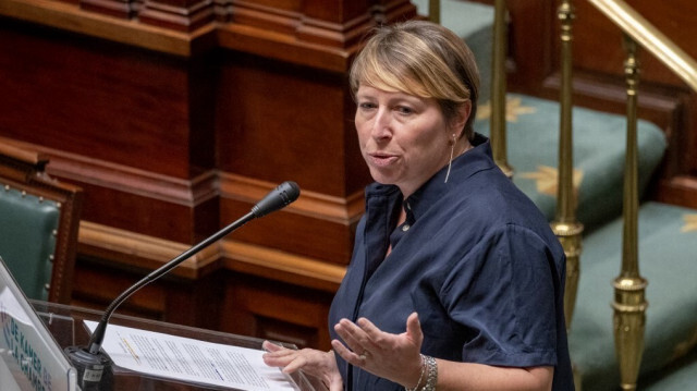 La ministre de la Coopération au développement et de la Politique des métropoles, Caroline Gennez, s'exprimant lors d'une séance plénière de la Chambre au Parlement fédéral à Bruxelles, le 13 avril 2023.