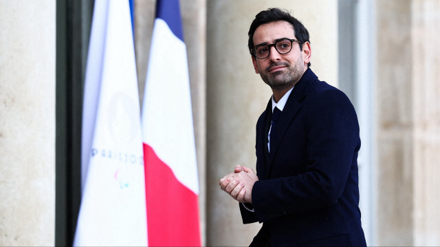 Le ministre français des Affaires étrangères et européennes, Stéphane Séjourne, arrivant avant une réunion avec le président français et le premier ministre cambodgien au palais présidentiel de l'Élysée, à Paris, le 18 janvier 2024. 
