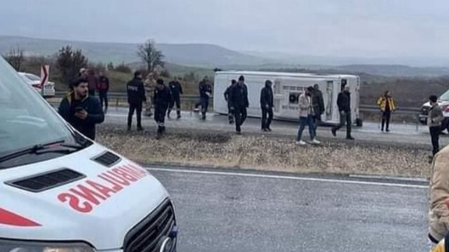 Diyarbakır'da futbolcuları taşıyan midibüs devrildi: Çok sayıda yaralı ...