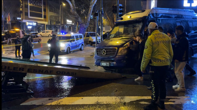Ankara'nın Altındağ ilçesinde yolcu minibüsü yan yattı