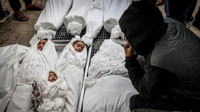 Des Palestiniens en deuil réagissant devant les corps des membres de la famille al-Orjani, tués lors d'un bombardement israélien, le 11 janvier 2024 à l'hôpital al Najar de Rafah, dans le sud de la bande de Gaza.