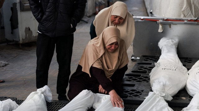 Des personnes en deuil réagissant devant les corps des membres de la famille Nofal, tués la veille lors d'un bombardement israélien, le 10 janvier 2024 à l'hôpital al Najar de Rafah, dans la bande de Gaza.