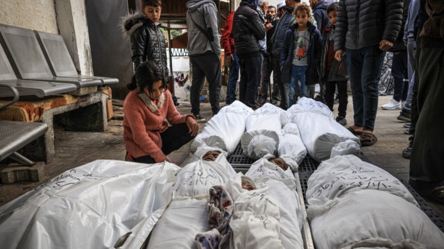 Des Palestiniens en deuil réagissant devant les corps des membres de la famille al-Orjani, tués lors d'un bombardement israélien, le 11 janvier 2024 à l'hôpital al Najar de Rafah, dans le sud de la bande de Gaza.