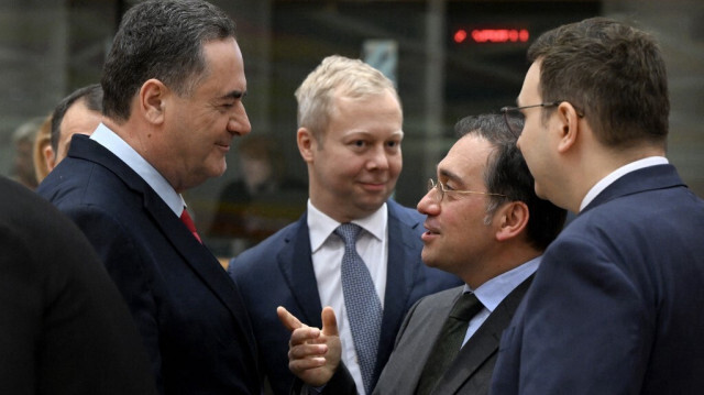 Le ministre espagnol des Affaires étrangères, de l'Union européenne et de la Coopération, Jose Manuel Albares Bueno (2ème à droite), s'entretient avec le ministre israélien des Affaires étrangères, Israel Katz (gauche), lors d'une réunion du Conseil des affaires étrangères (CAE) au siège de l'UE à Bruxelles, le 22 janvier 2024.