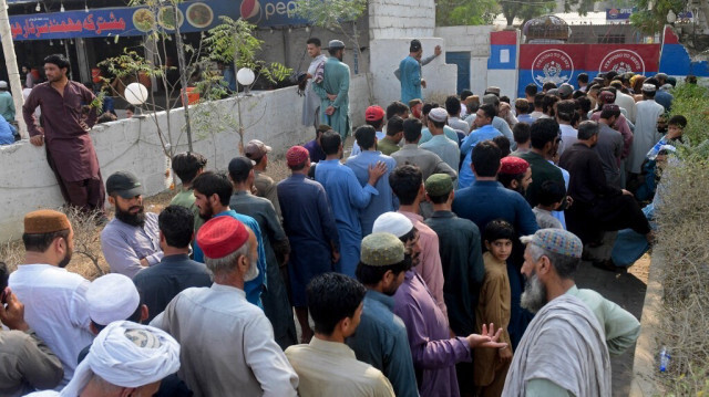 Les réfugiés afghans font la queue devant un poste de police pour la vérification de leurs données par la National Database and Registration Authority (NADRA) à Karachi au Pakistan le 8 novembre 2023.